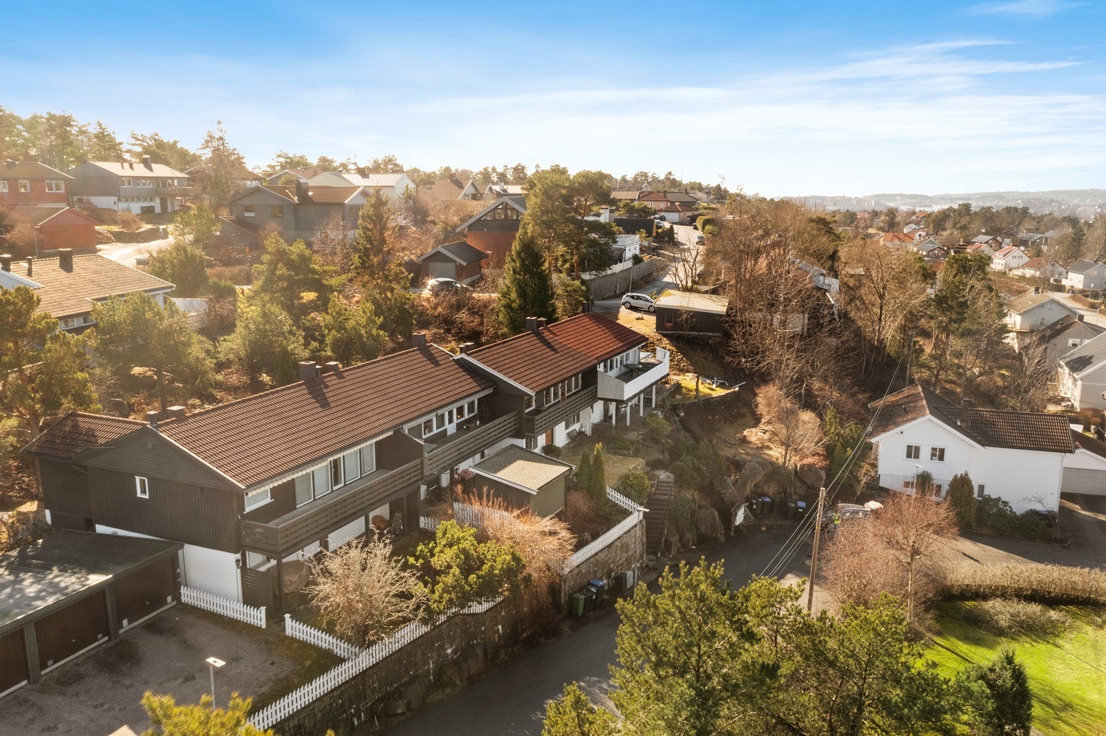 Fra eiendommen er det kort vei til flere skoler og barnehager, som Trosvik, Trara og Kvernhuset. Galleribilde