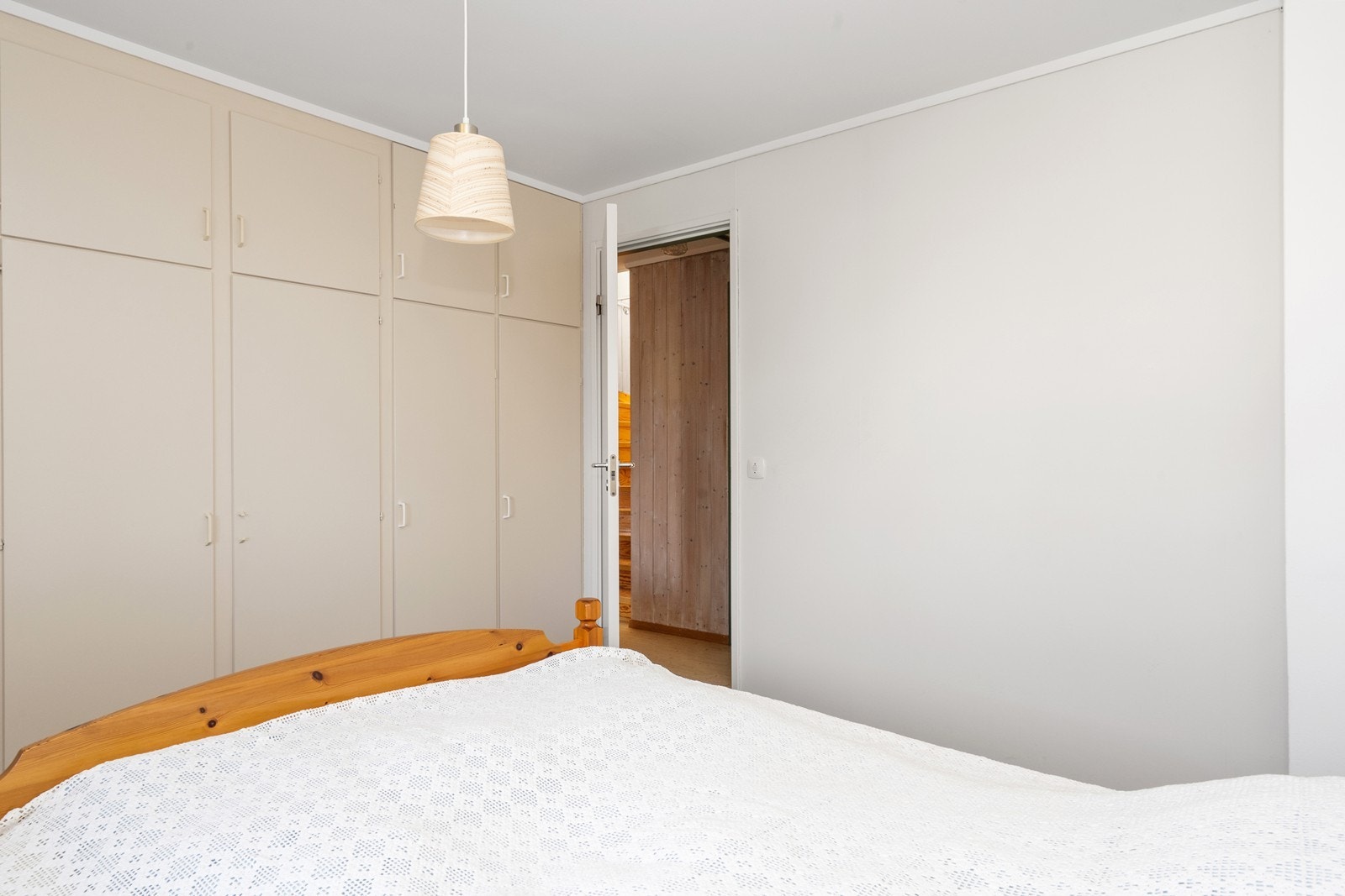 Godt med oppbevaringsplass i garderobeskap. Galleribilde