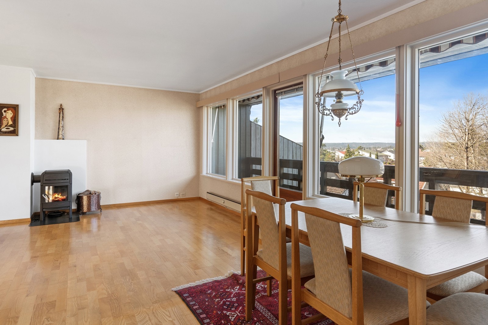 Store vindusflater med 2-lags glass gir godt med dagslys inn i stuen. Galleribilde