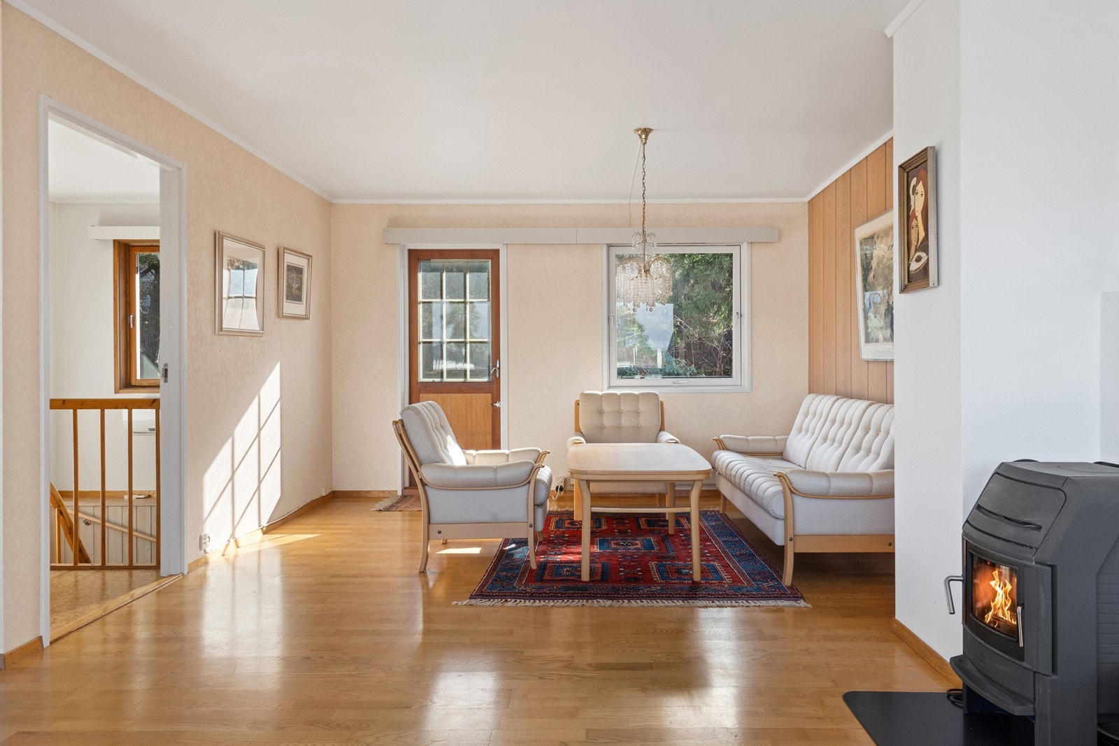 Stuen er boligens samlingspunkt, med god plass til flere sittegrupper og utgang til to verandaer. Galleribilde