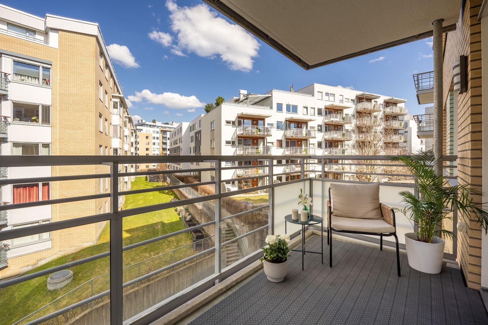 Balkongen har kveldssol. Galleribilde