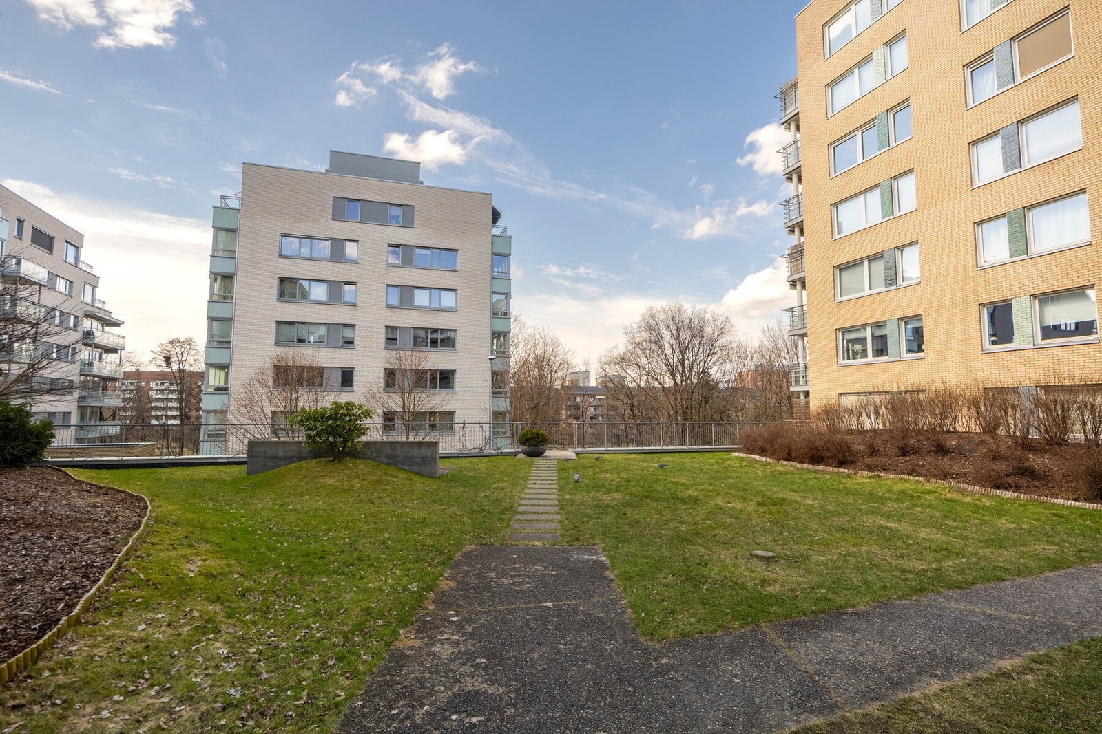 Bakgården er pent opparbeidet. Galleribilde