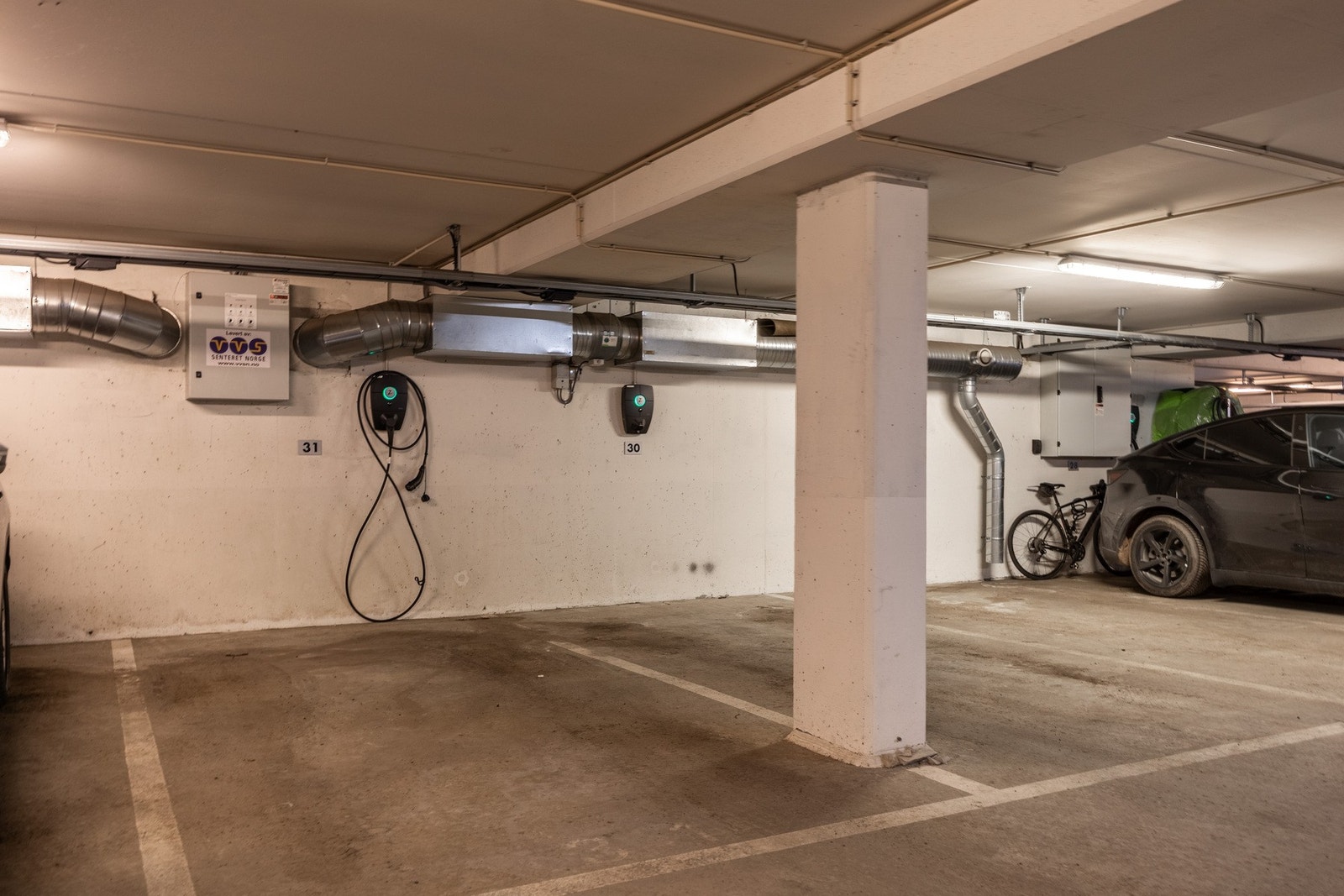 Med leiligheten følger en garasjeplass med el-billader i felles anlegg. Galleribilde