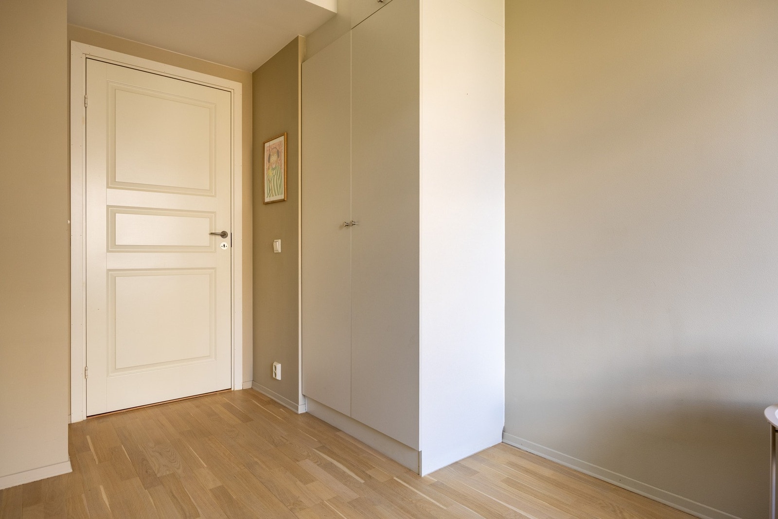 Medfølgende garderobeskap. Galleribilde