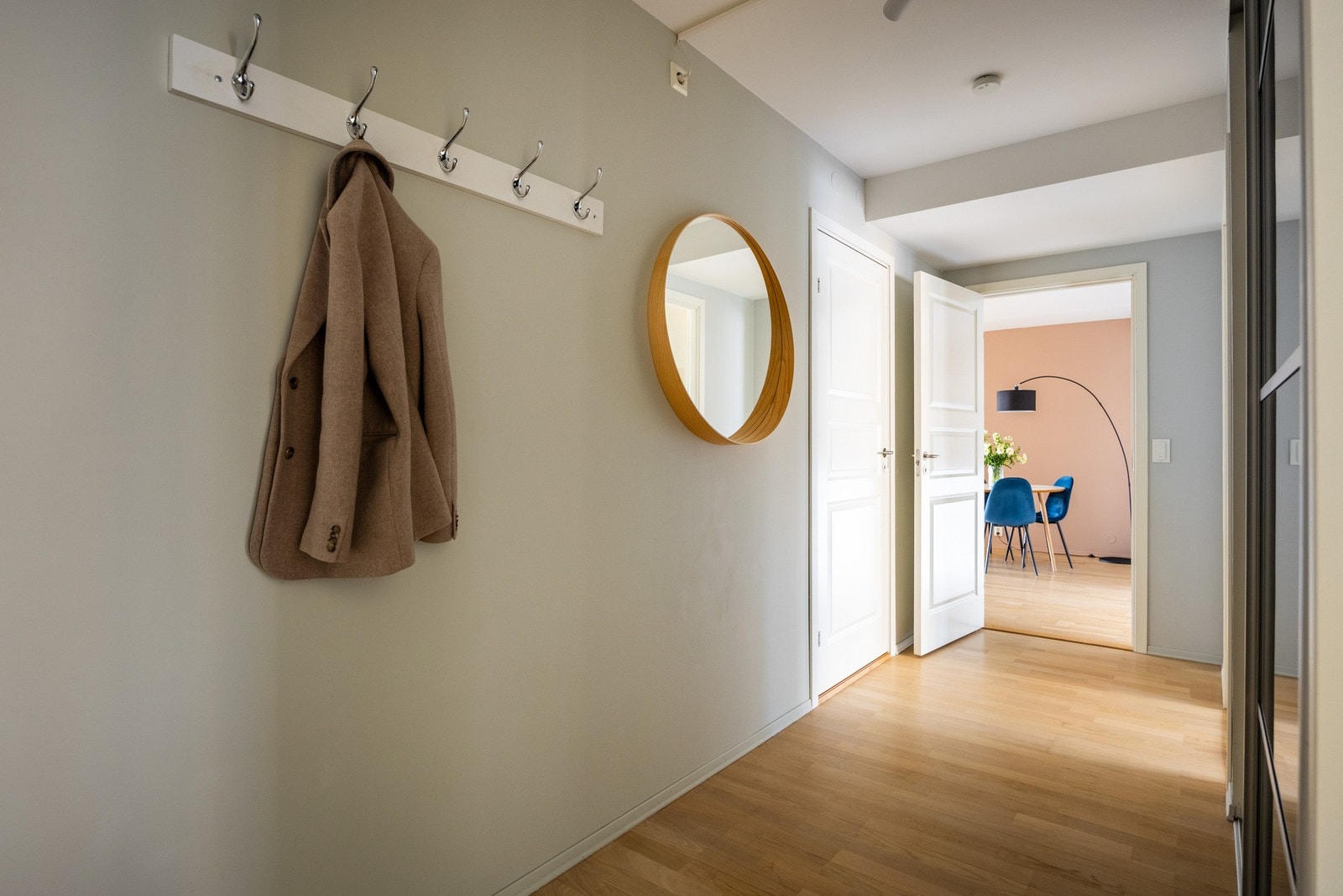 Romslig gang med plass for oppheng av yttertøy og oppbevaring av sko. Galleribilde