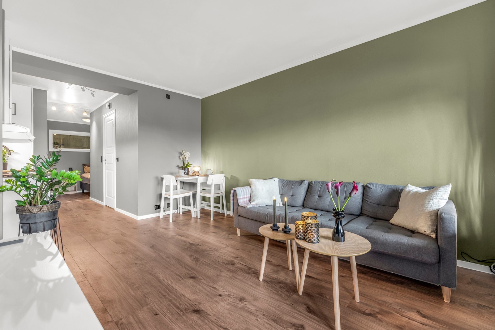 Stuen er oppgradert og med pent gulv og nyere elektrisk anlegg. Smart styring av varmekabler i alle rom Galleribilde