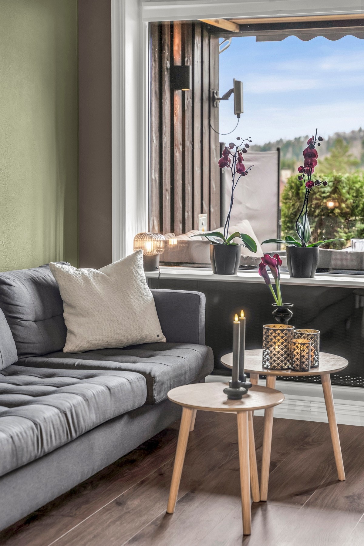Koselig tv-krok med store vindusflater Galleribilde