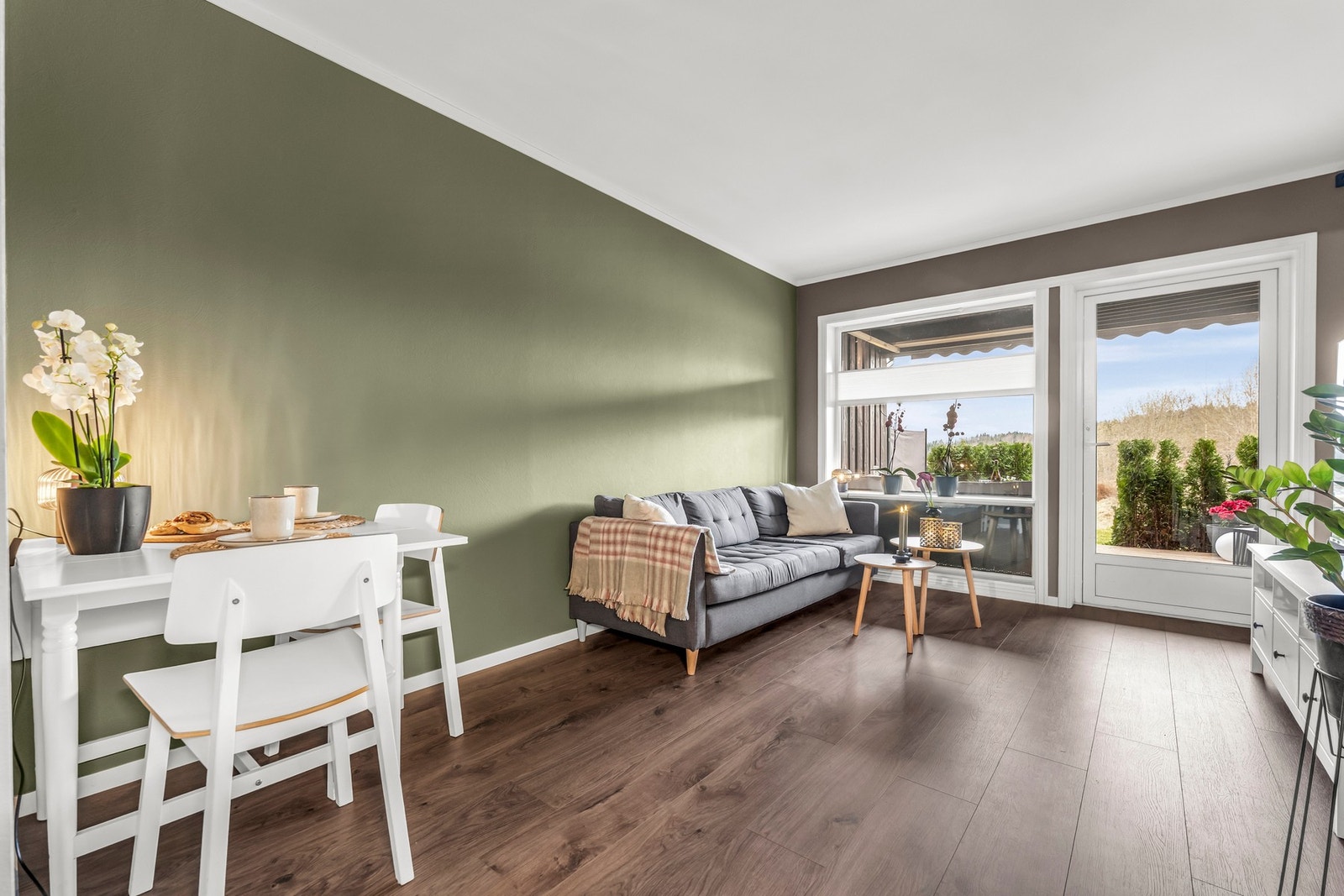 Lys og romslig stue med moderne utforming Galleribilde