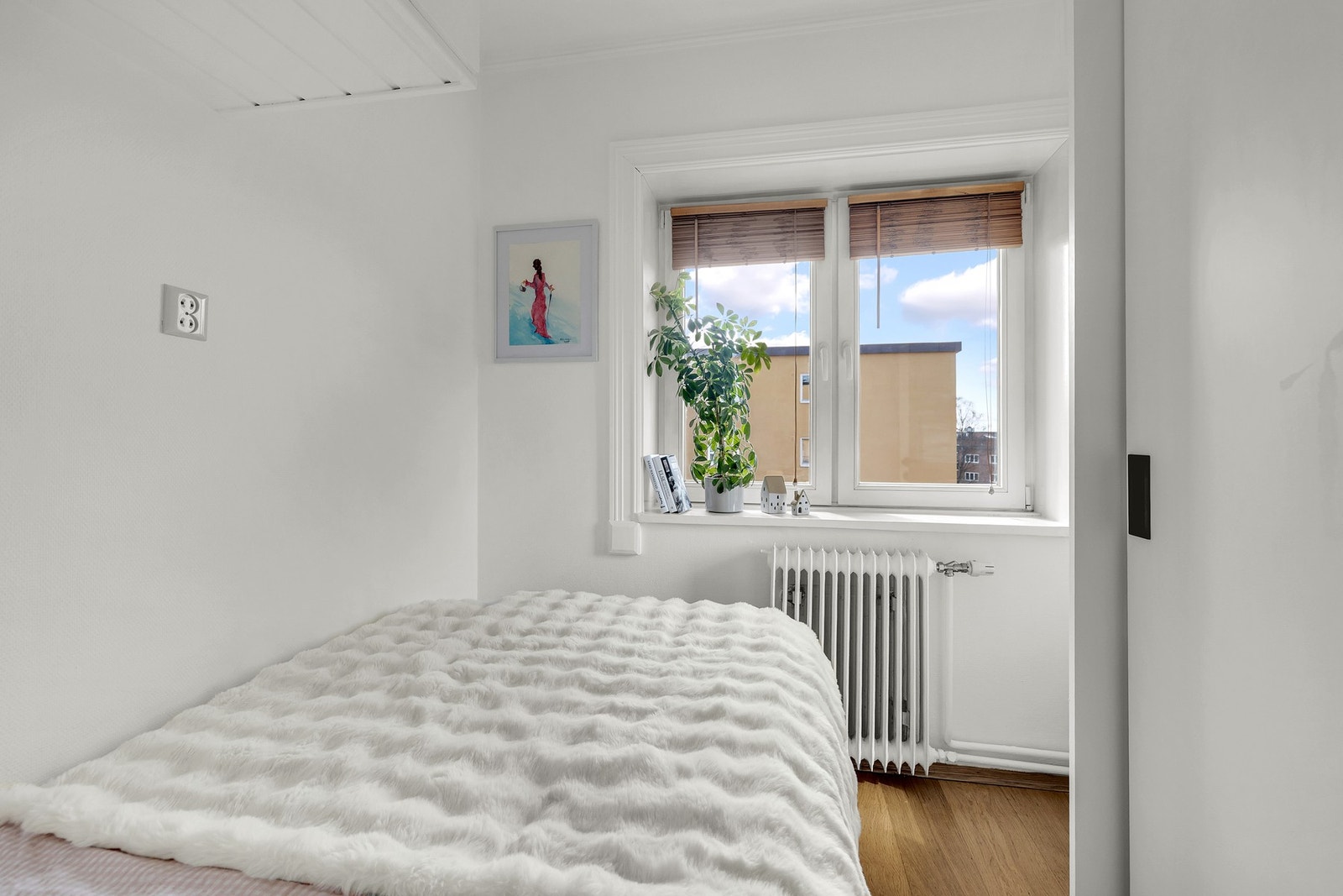 Soverommet vender ut mot rolig bakgård Galleribilde