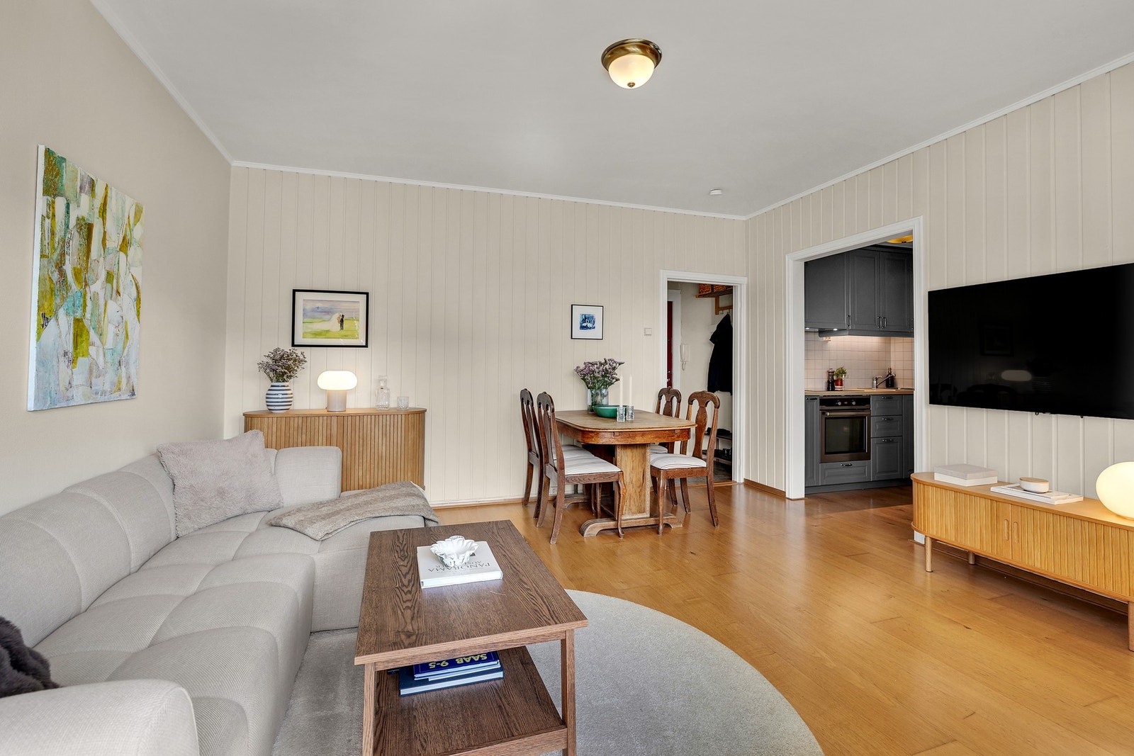 Det er god plass til å innrede med stor sofa og spisestue Galleribilde