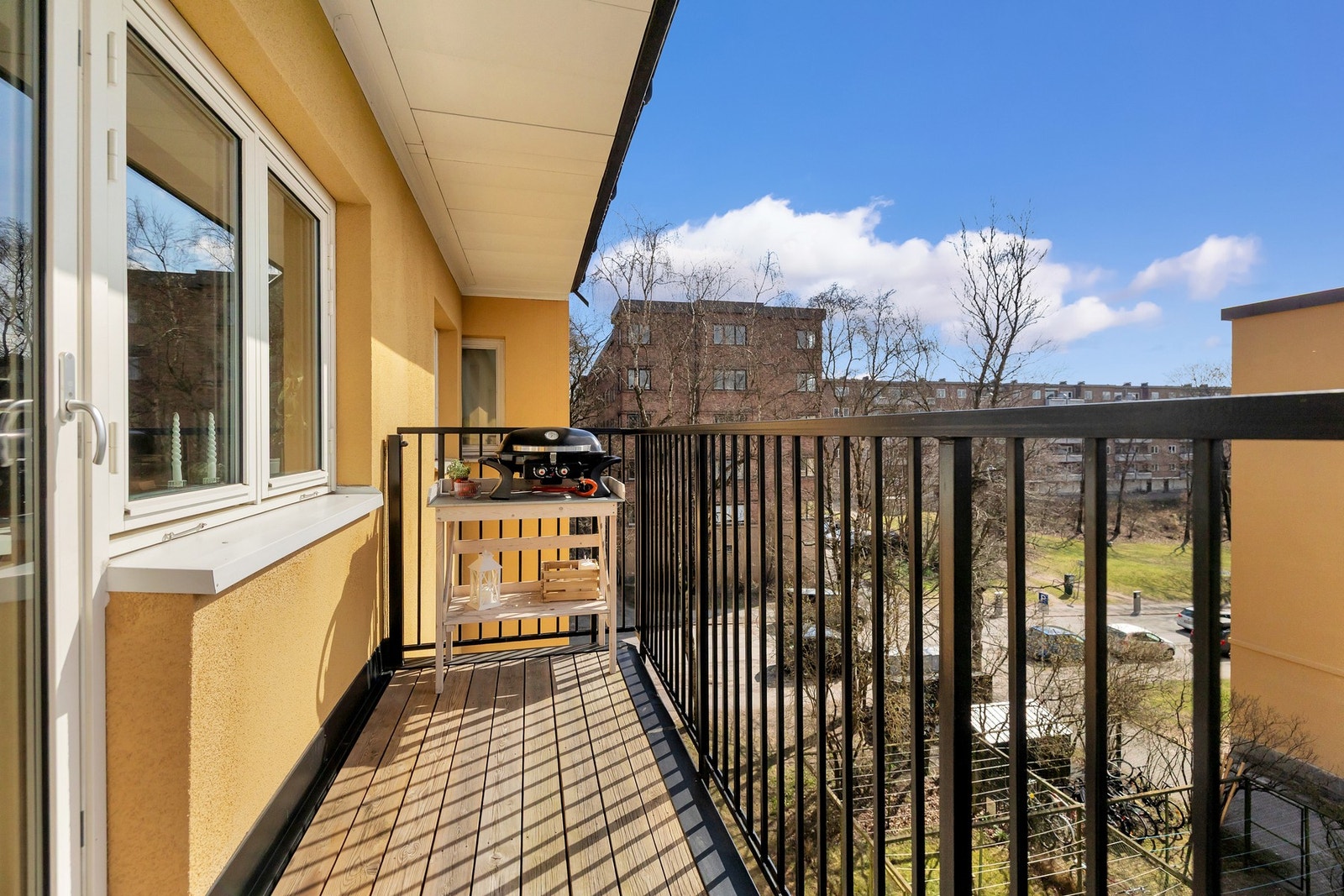 Her er det god plass til ønsket utemøblement og grill Galleribilde