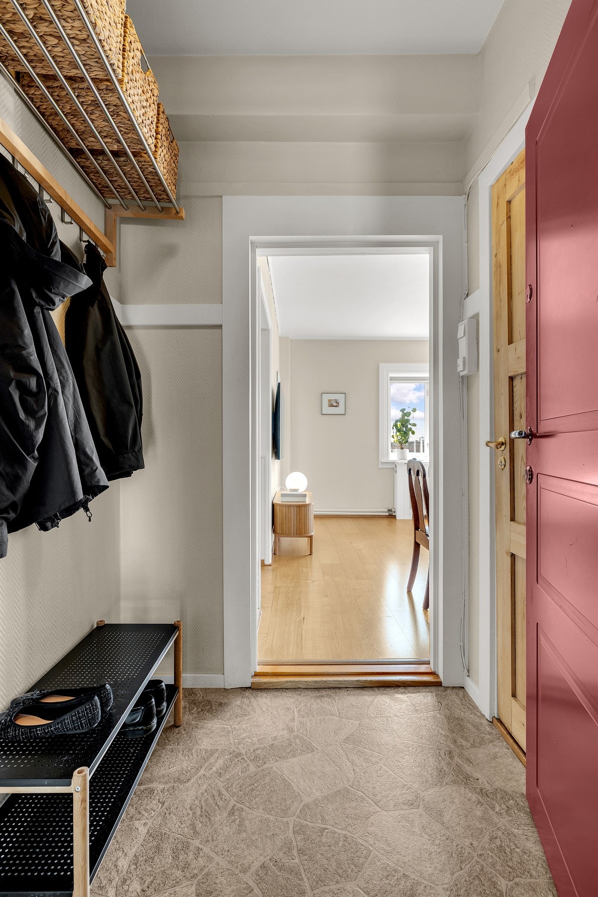 Innbydende entré med god plass til å henge av seg yttertøy Galleribilde