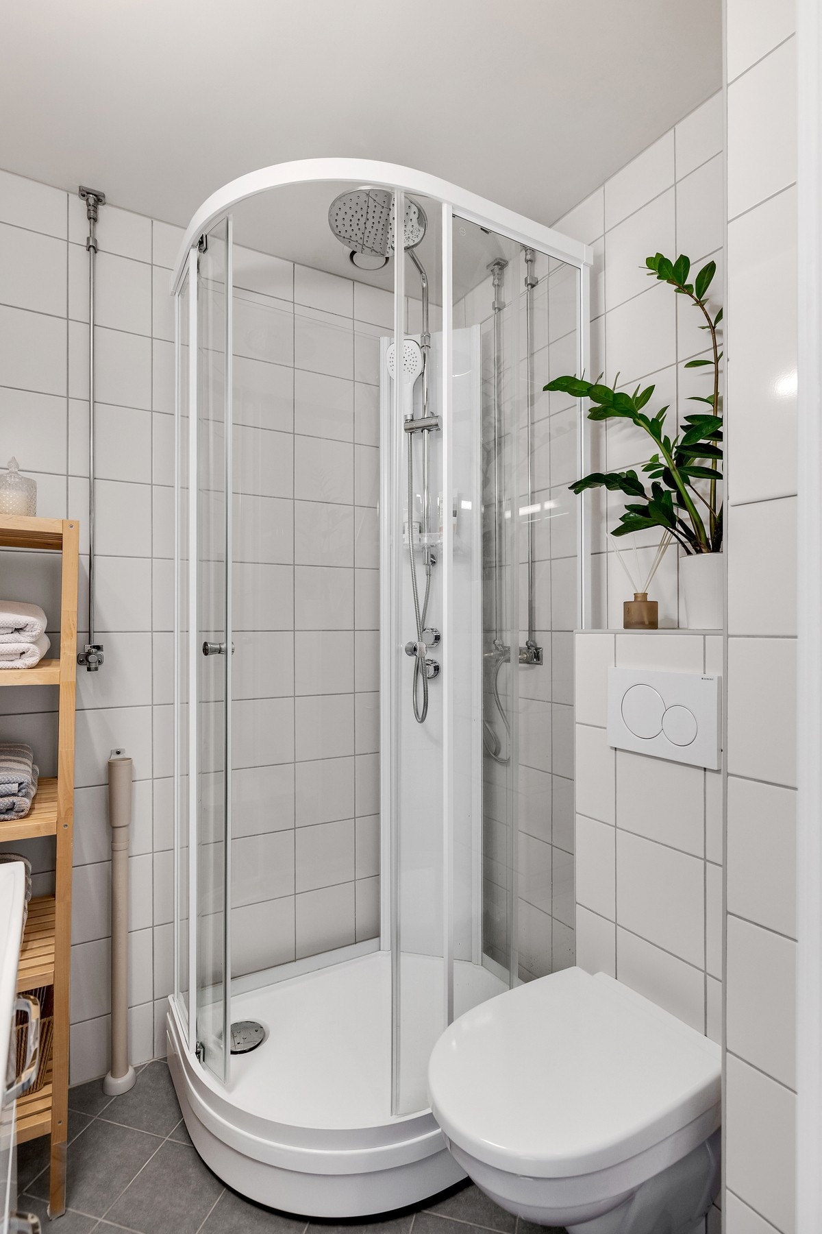 Det er satt inn dusjkabinett med regnfall Galleribilde