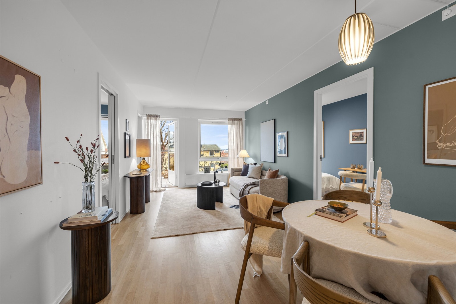 Stuen er stor og sosial med gode møbleringsmuligheter. Gulvet er belagt med parkett. Galleribilde