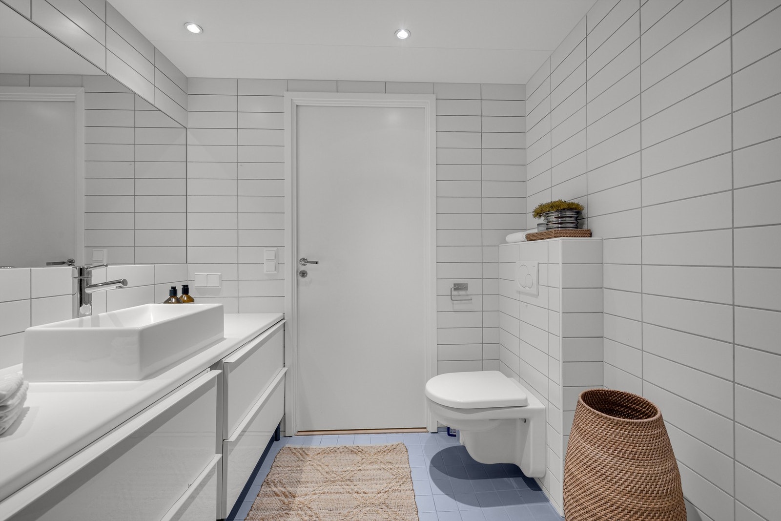 Det er vannbåren varme i gulv, samt opplegg for vaskemaskin. Galleribilde