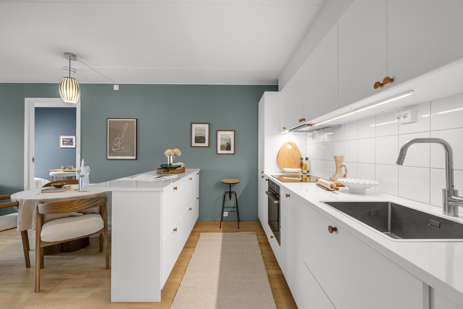 Det er integrerte hvitevarer med platetopp, komfyr, oppvaskmaskin og kjøl/frys. Galleribilde