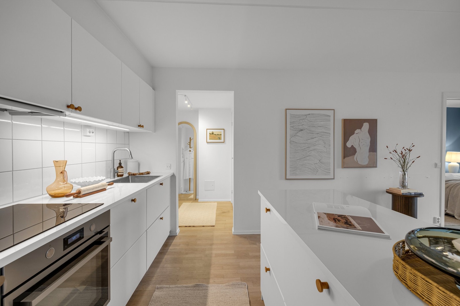 Kjøkkenet er meget arbeidsvennlig med god skap- og benkeplass. Galleribilde