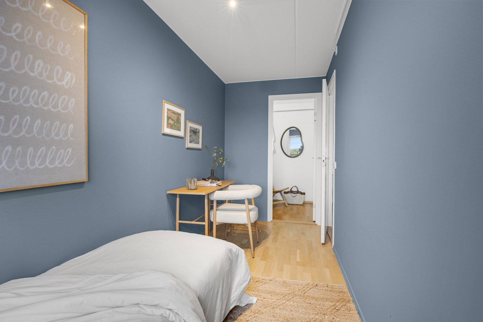 Det er god plass til skrivebord, eller annet ønsket møblement. Galleribilde
