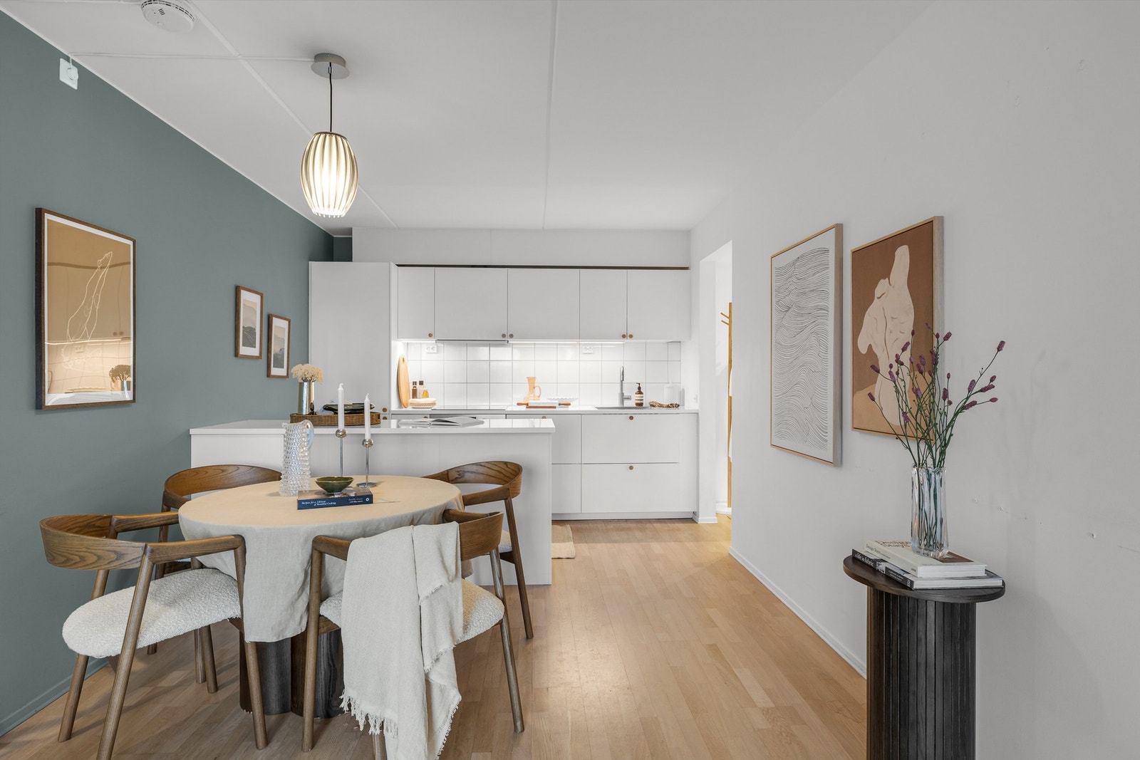 Det er god plass til stort og sosialt spisebord i tilknytting til kjøkkenet - Her kan man samle venner og familie til et hyggelig måltid. Galleribilde