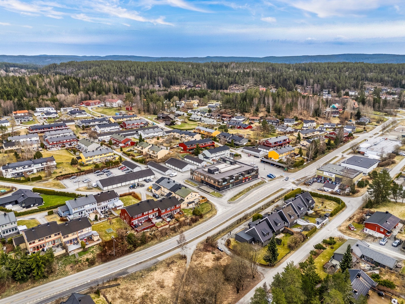 Fra leiligheten er det umiddelbar nærhet til bussholdeplass med korrespondanse til Oslo og Ski. Galleribilde