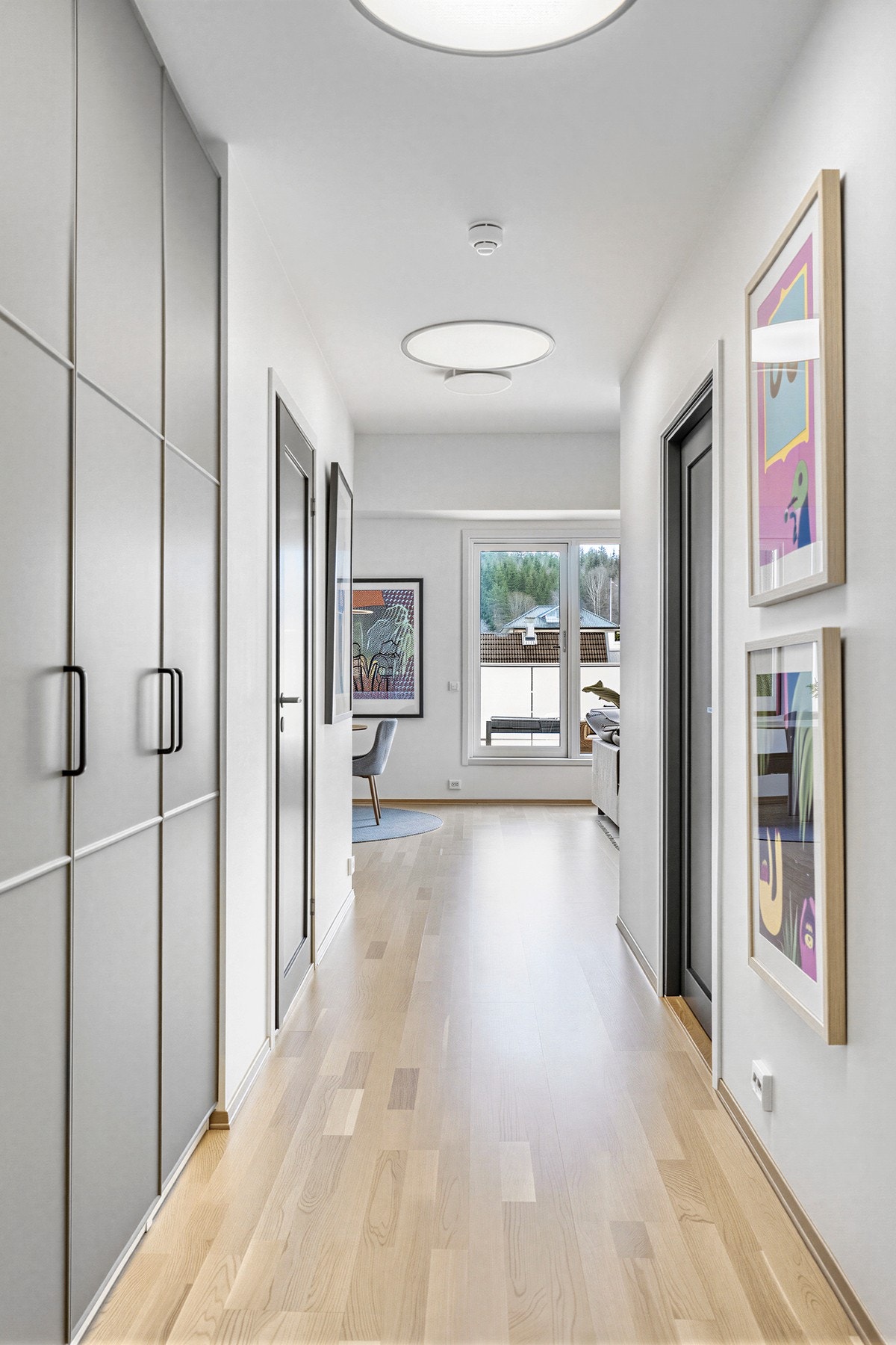 Leiligheten fra 2019 har heisadkomst og balansert ventilasjon med varmegjenvinning. Galleribilde