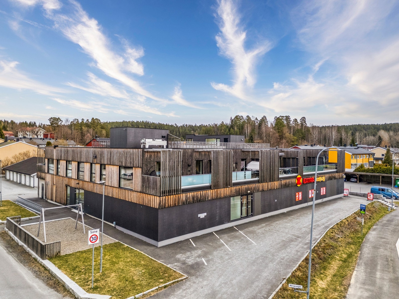 Parkeringen til butikken ligger på motsatt side for leiligheten, slik at man slipper usjenerende støy. Galleribilde