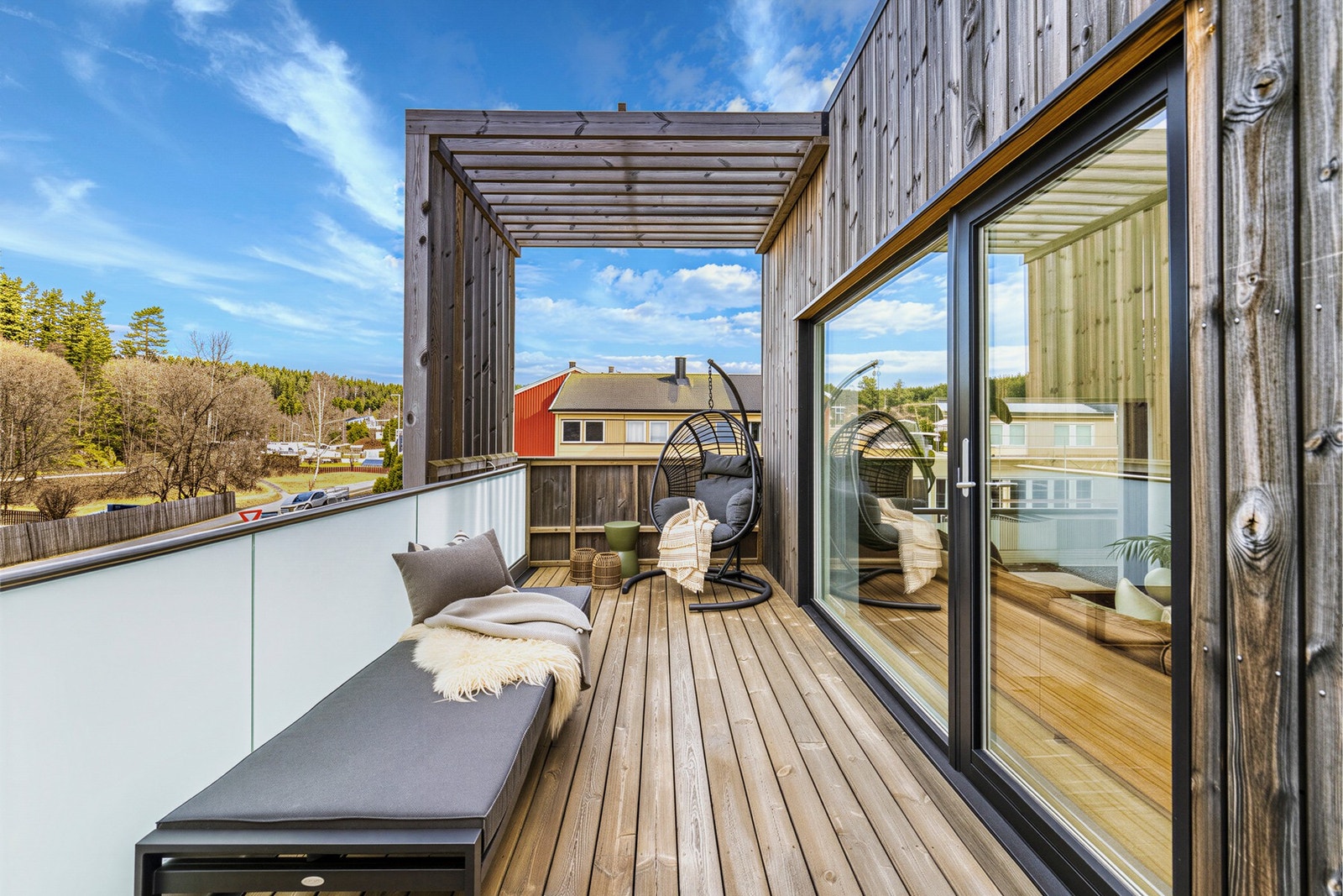 Det er god plass på balkong til ulike sittegrupper. Galleribilde