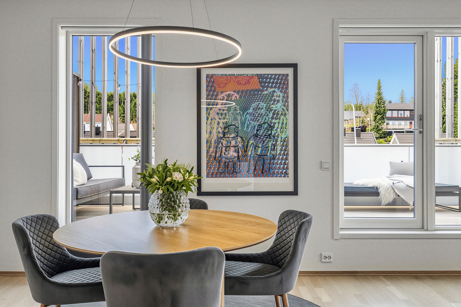 Ved kjøkkenet er det god plass til et langbord. Galleribilde