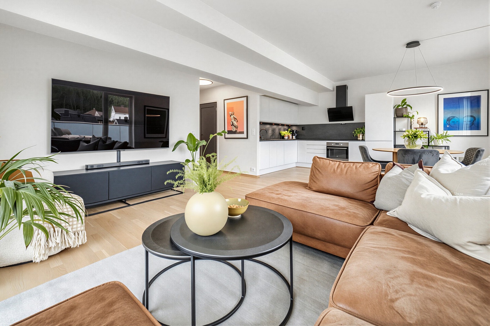 I den andre enden av kjøkkenet har allrommet god plass til sofa med tv-løsning. Galleribilde