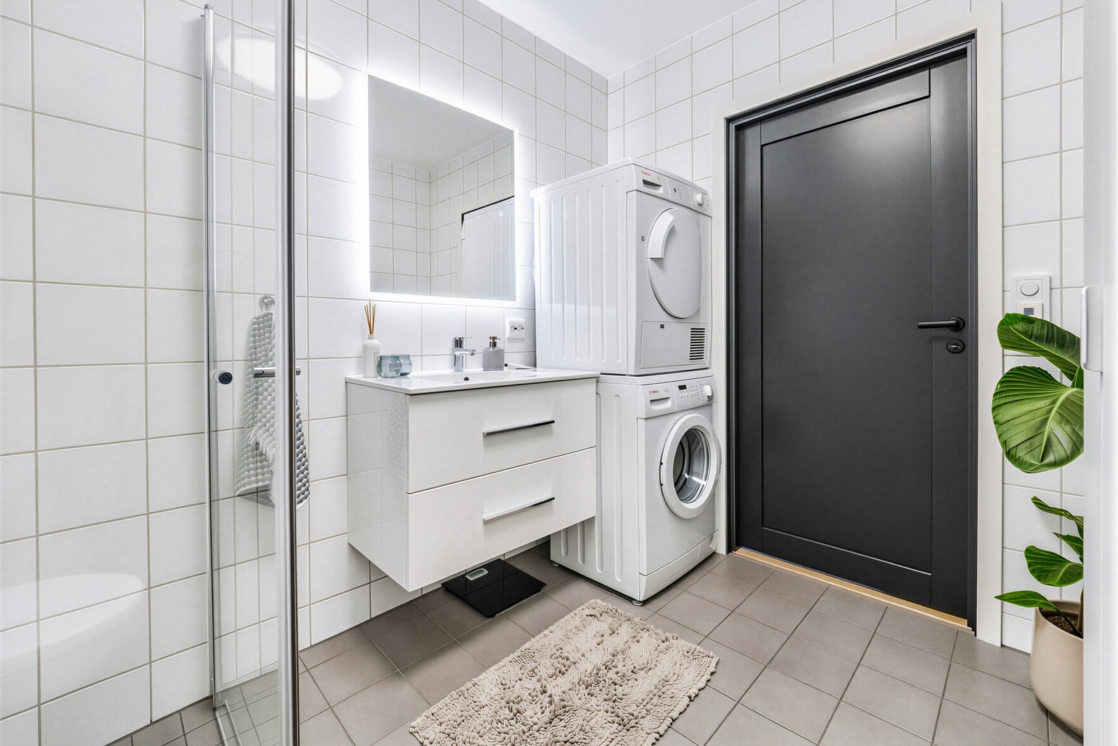 På badet er det flislagte overflater, gulvvarme, toalett og dusjhjørne. Galleribilde