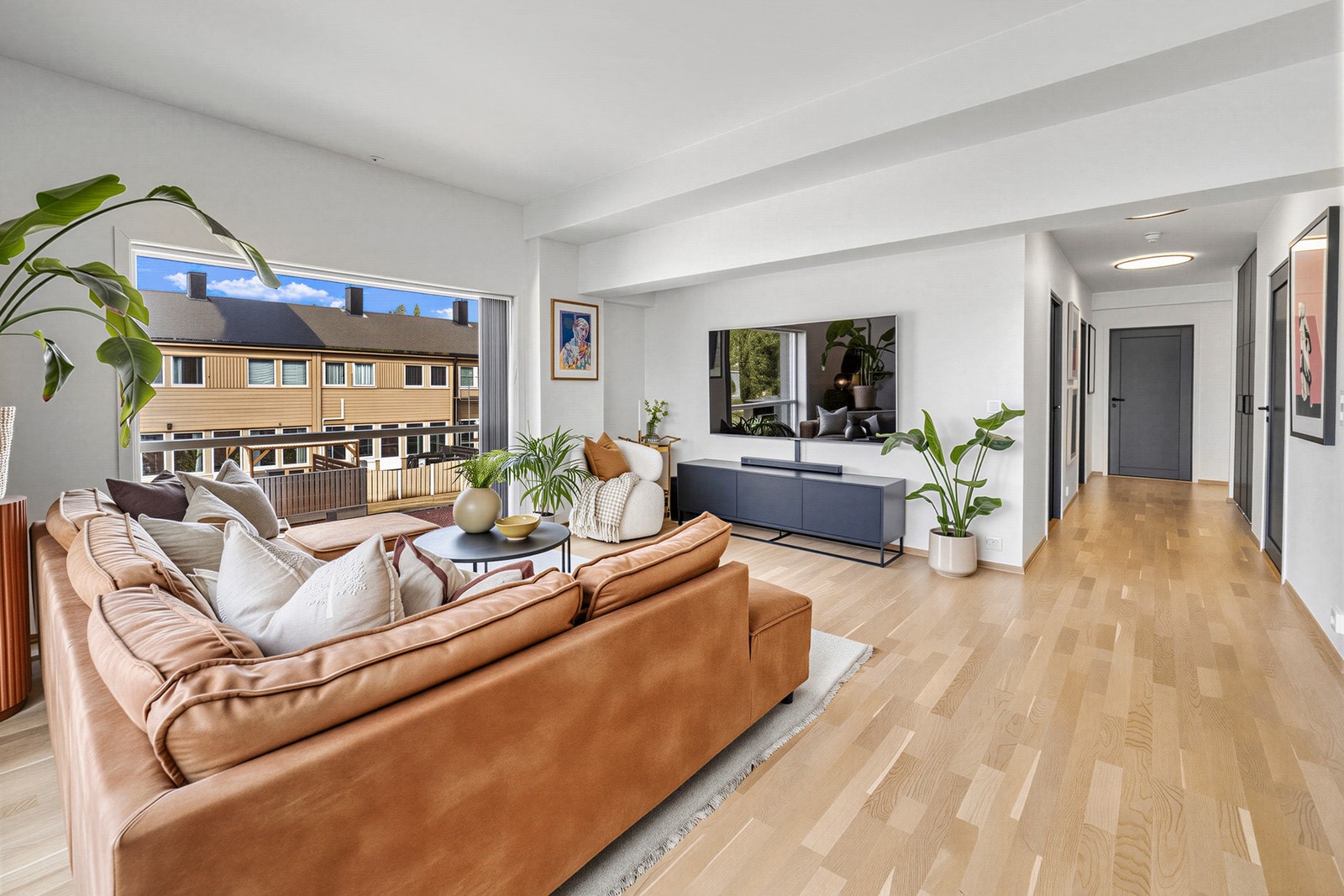Hele leiligheten h ar et stilrent uttrykk med en tretavs lys eikeparkett på gulvet og malte vegger i duse og trendy farger med listefritt til tak. Galleribilde