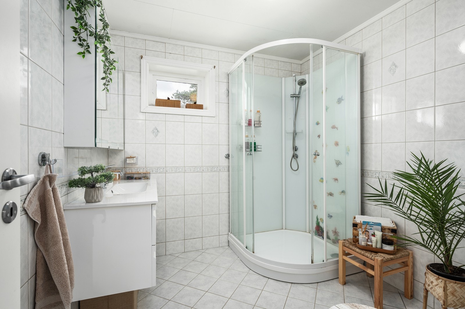 Badet er flislagt på gulv og vegger med varme i gulvet. Galleribilde