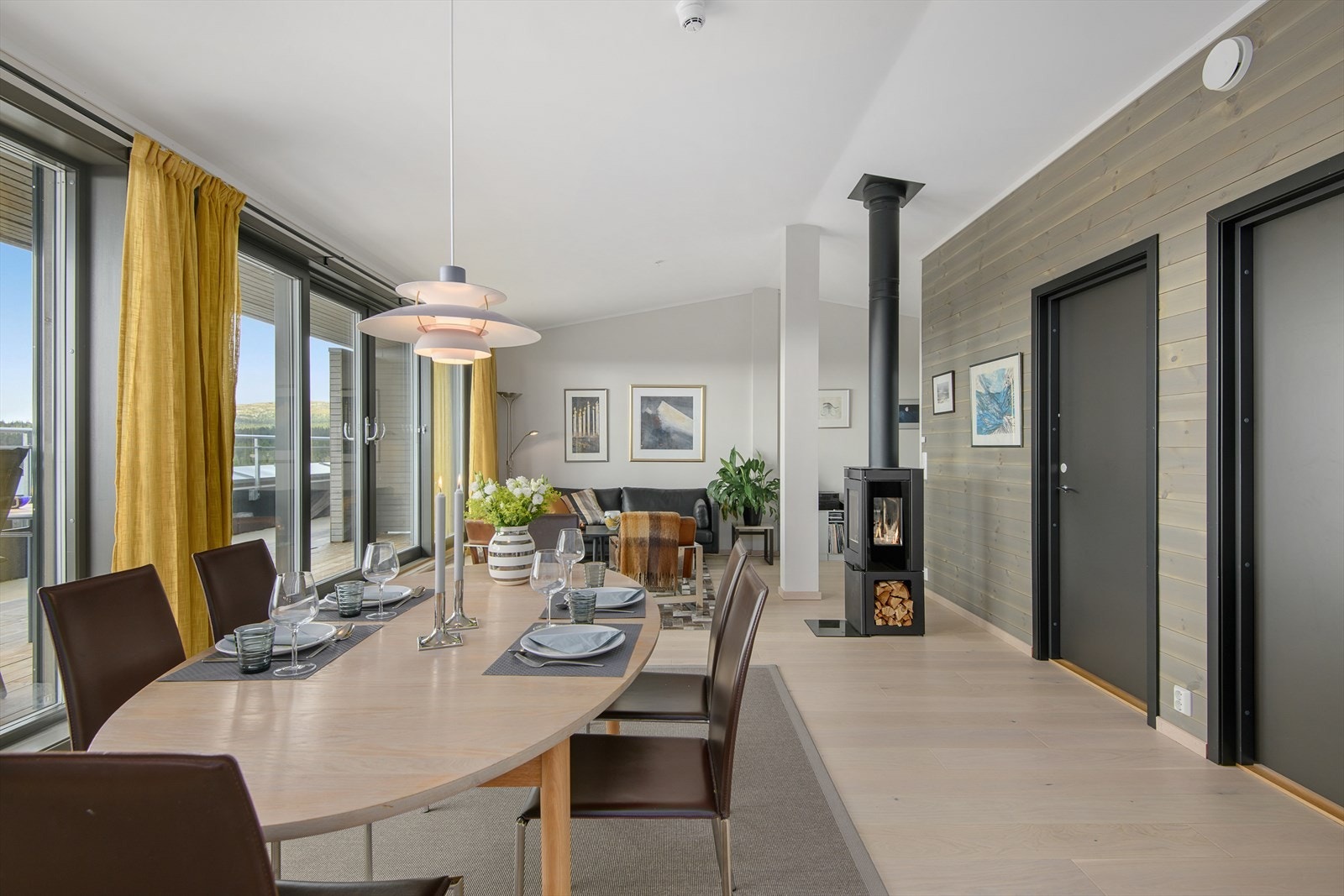 Velkommen til Nordsetervegen 1357- Stuen er malt i moderne stil, og med store vindusflater er det godt med naturlig lys inn i leiligheten. Foto: Lars Marius Bækkevold Galleribilde