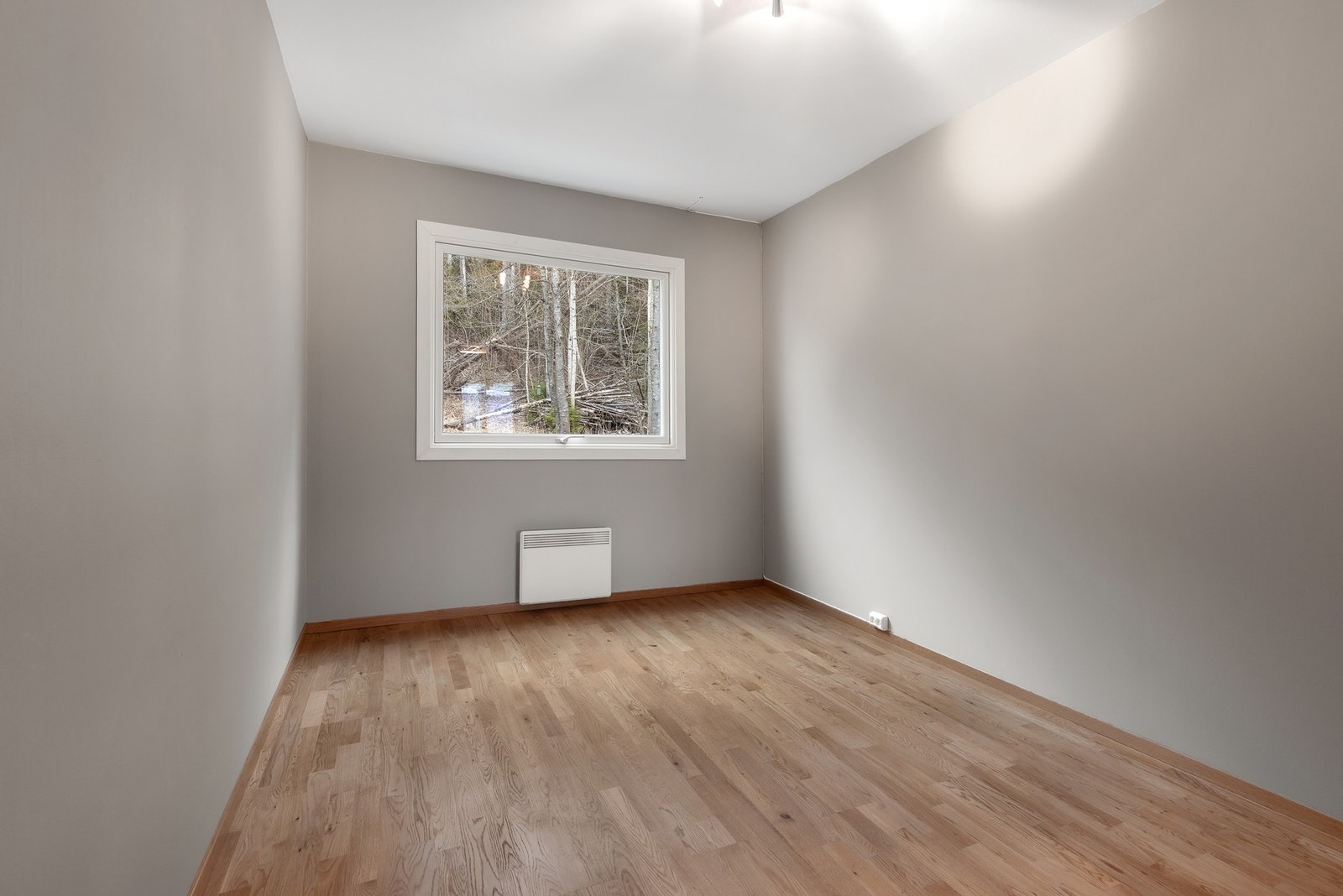 Begge soverom har 3-stavs parkettgulv og nymalte, slette veggflater Galleribilde
