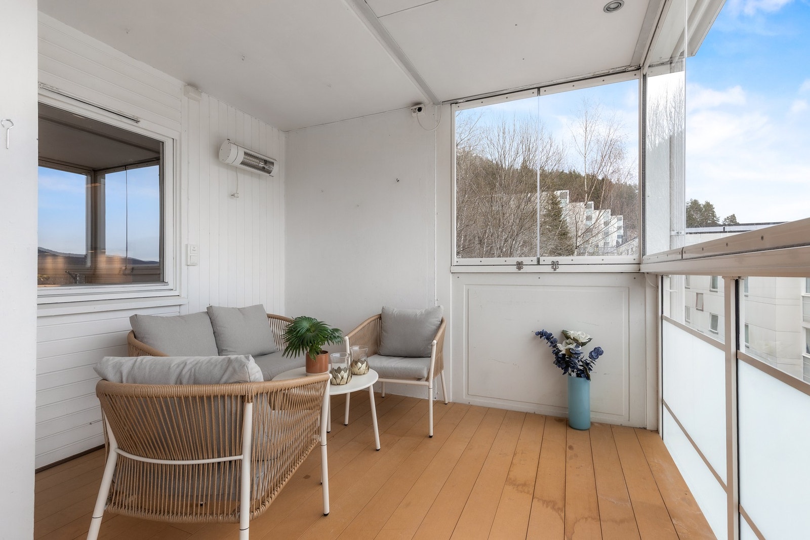 Balkongen er på ca. 16 kvm, så her er det fin plass til å innrede med ønsket møblement Galleribilde