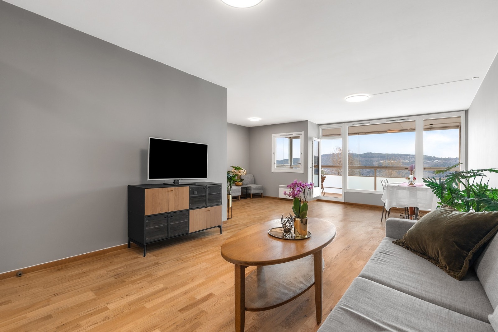 Stuen har fin plass til sofagruppe, tv-møblement og spisebord Galleribilde