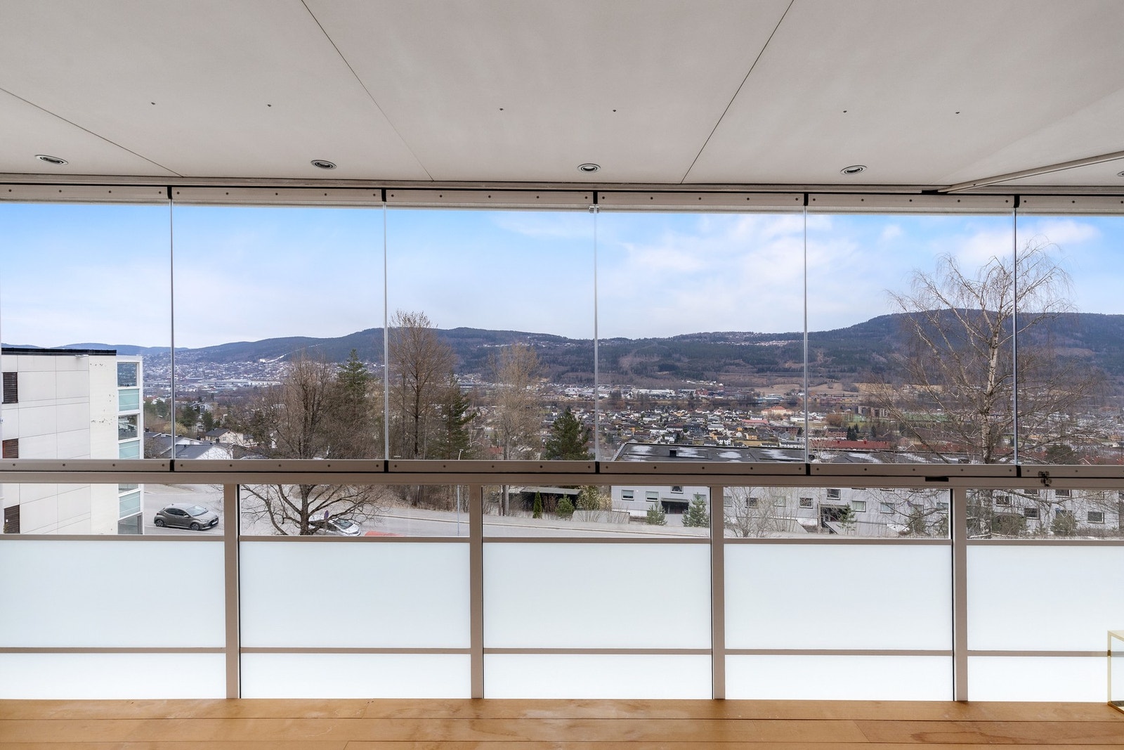 Fra stuen er det utgang til sydvendt innglasset balkong Galleribilde