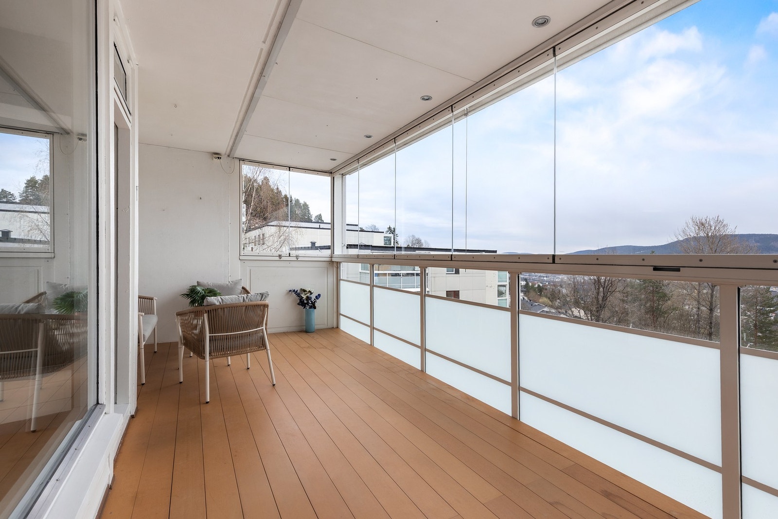 Balkongen er oppført i betong- og metallkonstruksjoner med rekkverk av metall og glass med skyvbare glassfelter Galleribilde