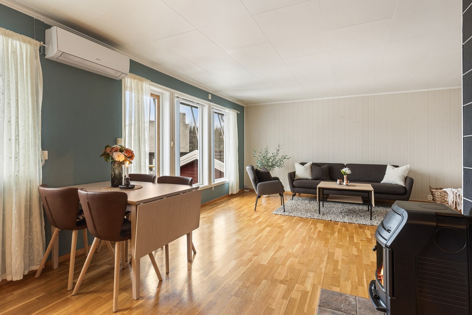 Vi beveger oss videre inn i en lys og innbydende stue med gode vindusflater. Galleribilde