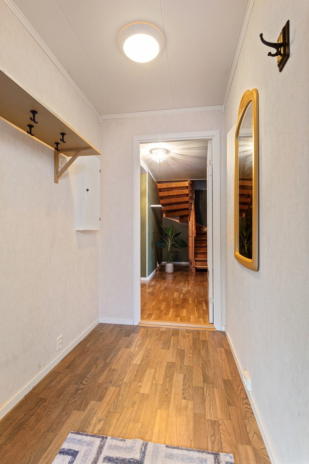 Velkommen inn! Lys og hyggelig entré og gang med plass for garderobe- og opphengsløsninger. Galleribilde