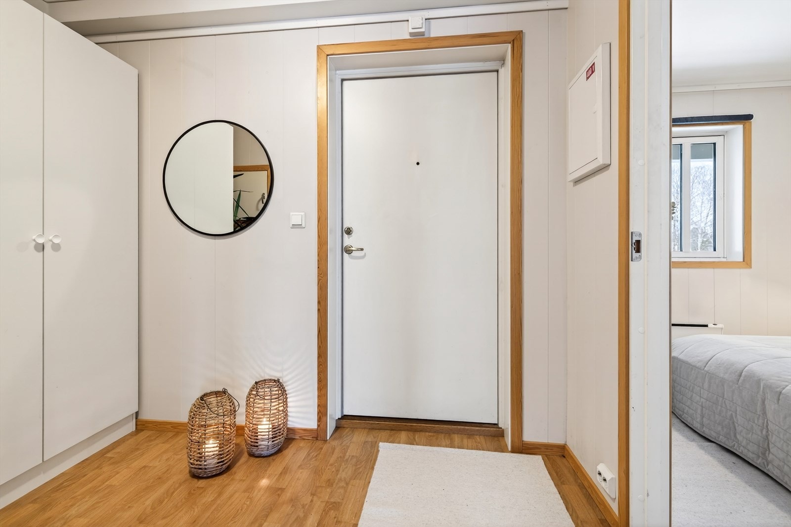 Velkommen inn i en romslig entre med garderobeløsning Galleribilde