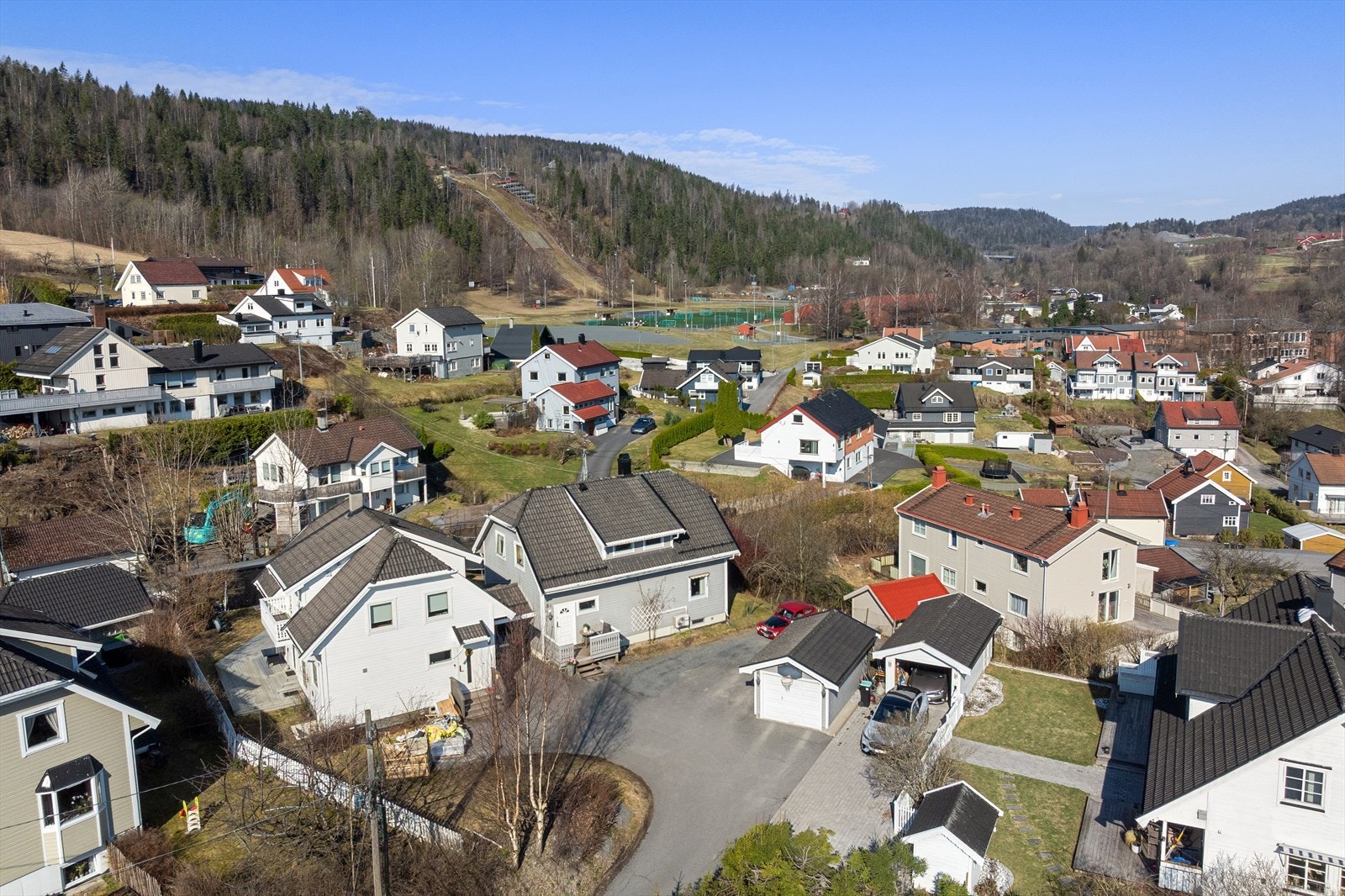 Boligen ligger i et trygt og barnevennlig område med lite trafikk. Galleribilde