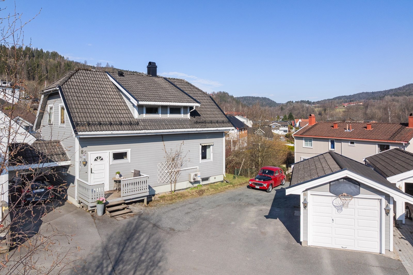 Boligen har en god planløsning over tre plan, med parkering i egen garasje på 17 m². Galleribilde