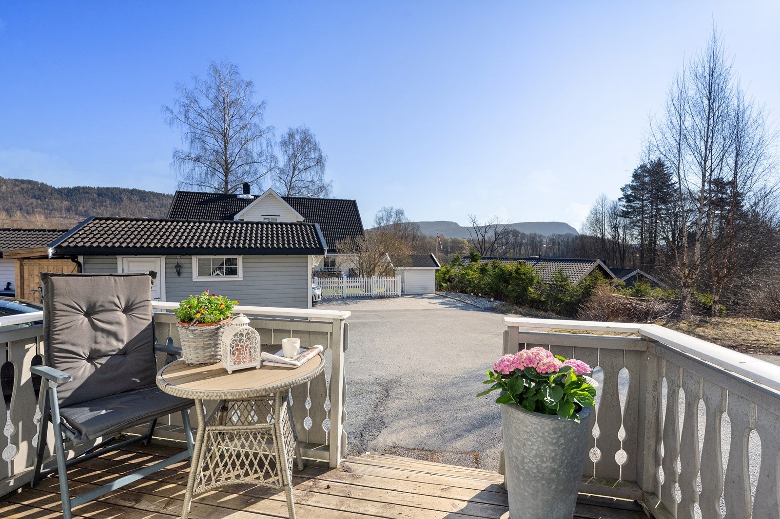 Inngangspartiet med nedgang til oppstillingsplass og garasje. Galleribilde