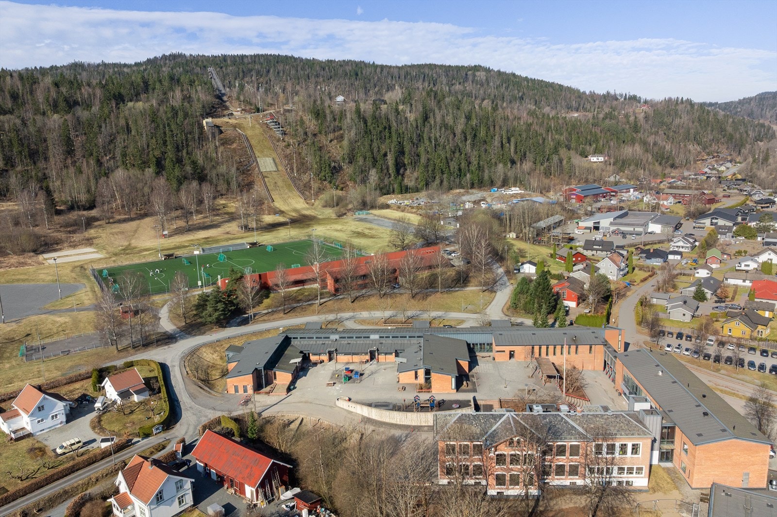 Hverdagslogistikken er enkel med gangavstand til Skui skole (1-7 kl.) og Ståvi barnehage. Galleribilde