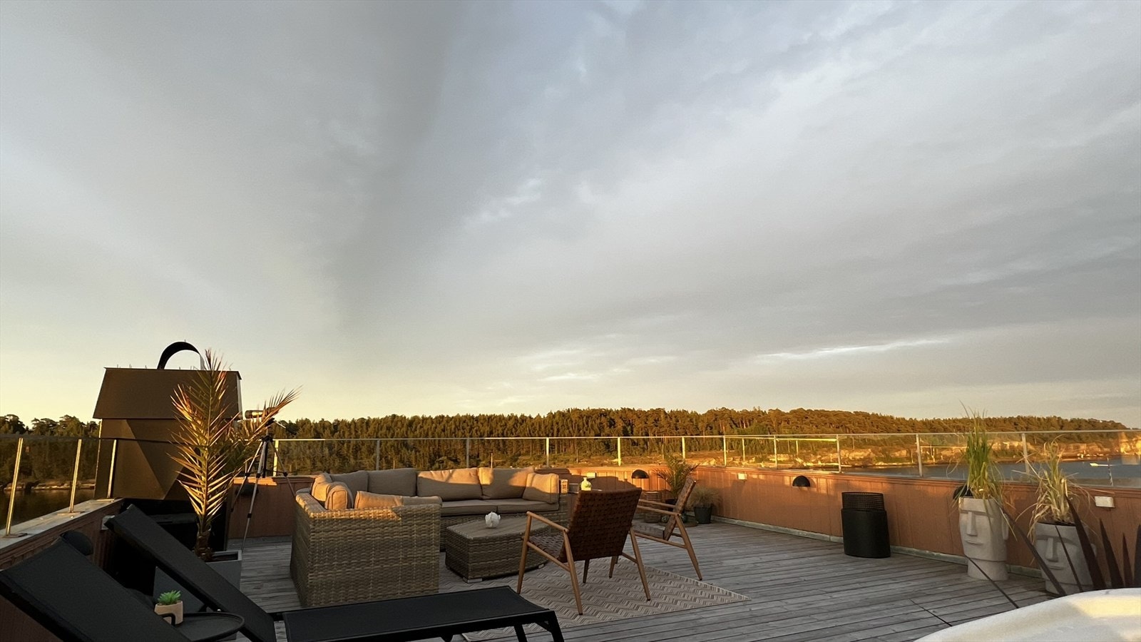 Langesunds råeste selveierleilighet? Fantastisk takterrasse med sol fra morgen til kveld, er helt usjenert og kan innredes med flere soner. Selgers bilde Galleribilde