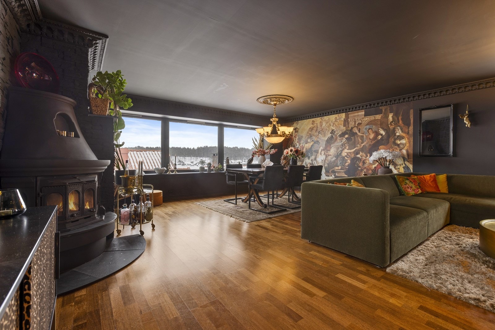 Store vindusflater og en bred vinduspost med plass til egen utsiktspost mot Langøytangen Fyr (Langesund Fyr) og videre ut mot Rognsfjorden. Galleribilde