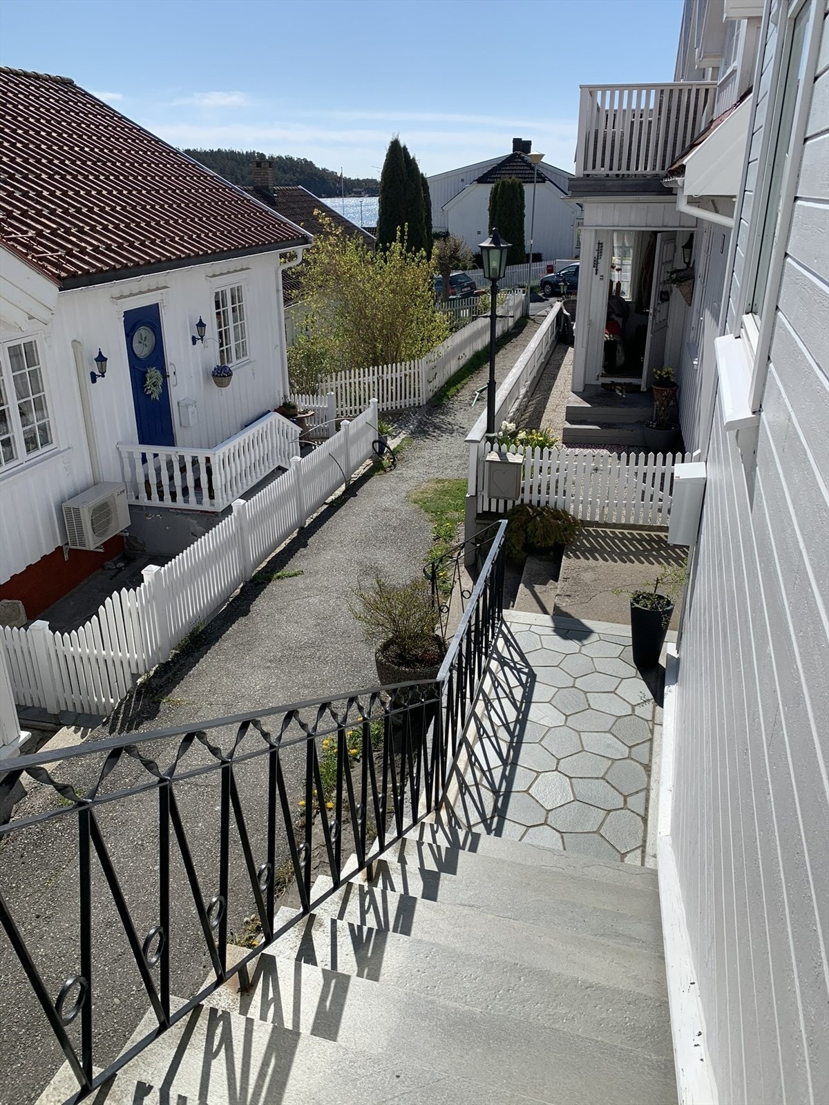 Adkomsten og inngangspartiet er som tatt ut av et postkort på sommerstid! Selgers bilde. Galleribilde