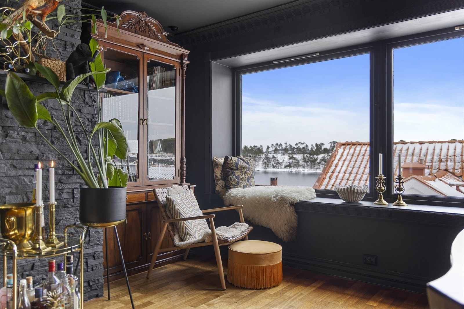 Her er det gode muligheter for rolige dager med en god bok eller bare nyte utsikten med innseilingen til Langesund Galleribilde