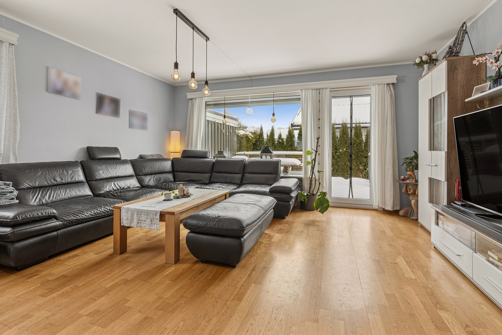 Stue med terrassedør ut til terrasse. Galleribilde